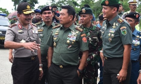 Panglima TNI Jenderal Moeldoko (tengah).