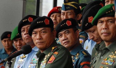 Panglima TNI Jenderal Moeldoko (tengah) bersama jajaran staf petinggi TNI memberikan keterangan pers usai rapat koordinasi keamanan jelang pemilu di Mabes TNI, Cilangkap, Jakarta, Jumat (13/6). 