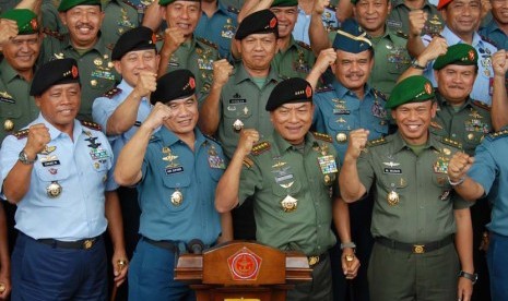 Panglima TNI Jenderal Moeldoko (tengah) bersama jajaran staf petinggi TNI memberikan keterangan pers usai rapat koordinasi keamanan jelang pemilu di Mabes TNI, Cilangkap, Jakarta, Jumat (13/6).