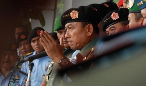 Panglima TNI Jenderal Moeldoko (tengah) bersama jajaran staf petinggi TNI memberikan keterangan pers usai rapat koordinasi keamanan jelang pemilu di Mabes TNI, Cilangkap, Jakarta, Jumat (13/6).