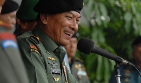 Panglima TNI Jenderal Moeldoko (tengah) bersama jajaran staf petinggi TNI memberikan keterangan pers usai rapat koordinasi keamanan jelang pemilu di Mabes TNI, Cilangkap, Jakarta, Jumat (13/6).