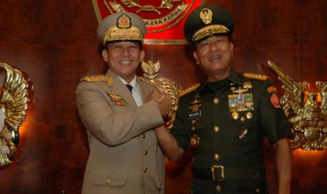 Panglima TNI Jenderal (Purn) Moeldoko bertemu Pangab Myanmar Senior General Min Aung Hlaing di Markas Besar (Mabes) TNI, Cilangkap, Jakarta Timur, 17 Februari 2014.