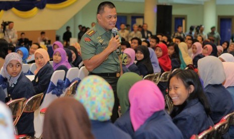 Panglima TNI Jenderal TNI AD Gatot Nurmantyo memberikan kuliah umum kepada para mahasiswa di Universitas Airlangga Surabaya, Jawa Timur, Rabu (11/11). 