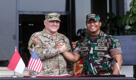 Panglima TNI Jenderal TNI Andika Perkasa (kanan) berjabat tangan dengan Kepala Staf Gabungan Amerika Serikat (AS) Jenderal Mark Milley (kiri) dalam kunjungan kerja di Lapangan Plaza Mabes TNI, Cilangkap, Jakarta, Ahad (24/7/2022). Kunjungan Kepala Staf Gabungan Amerika Serikat Jenderal Mark Milley tersebut bertujuan untuk menjalin kerja sama militer AS dengan Indonesia. 