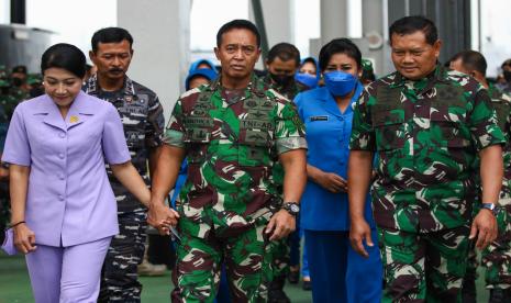 Panglima TNI Jenderal TNI Andika Perkasa (ketiga kiri) bersama istri Diah Erwiany Trisnamurti Hendrati (kiri), Kepala Staf Angkatan Laut Laksamana TNI Yudo Margono (kanan) beserta istri Vero Yudo Margono (kedua kanan) dan Panglima Koarmada II Laksda TNI Iwan Isnurwanto (kedua kiri) berjalan bersama usai meninjau kapal selam KRI Ardadedali-404 di Koarmada II, Surabaya, Jawa Timur, Sabtu (4/12/2021). Kunjungan Panglima TNI Andika Perkasa tersebut untuk meninjau secara langsung Koarmada II.