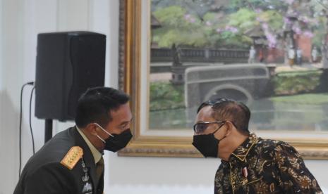 Panglima TNI Jenderal TNI Andika Perkasa (kiri) berbincang dengan Menko Polhukam Mahfud MD.