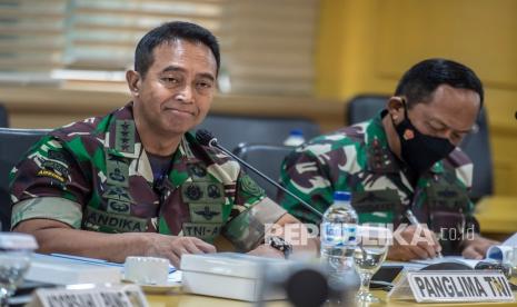 Panglima TNI Jenderal TNI Andika Perkasa (kiri).