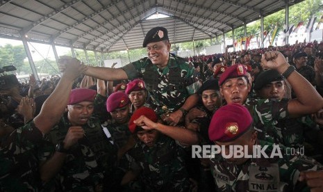 Panglima TNI Jenderal TNI Gatot Nurmantyo digotong sejumlah prajurit TNI AL disela kunjungannya di Makoarmatim, Ujung, Surabaya, Jawa Timur, Jumat (8/12).