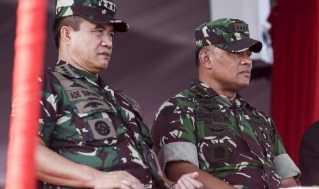 Panglima TNI Jenderal TNI Gatot Nurmantyo (kanan) bersama Kepala Staf Angkatan Laut (KSAL) Laksamana TNI Ade Supandi menyaksikan gladi bersih HUT ke-72 TNI di Dermaga Indah Kiat Cilegon, Banten, Selasa (3/10).