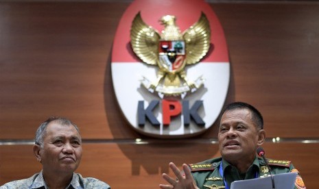 Panglima TNI Jenderal TNI Gatot Nurmantyo (kanan) dan Ketua KPK Agus Rahardjo memberikan konferensi pers kasus dugaan korupsi pembelian Helikopter Agusta Westland (AW) 101 di Gedung KPK, Jakarta, Jumat (26/5). POM TNI menetapkan tiga tersangka dari militer terkait kasus tersebut yaitu Marsma TNI Fachri Adamy, Letkol (Adm) WW dan Pelda SS dengan kerugian negara sebesar Rp 220 miliar. 