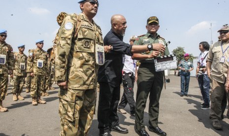 Panglima TNI Jenderal TNI Gatot Nurmantyo (kanan) membawa 'clapper board' sebagai tanda dimulainya syuting perdana film Garuda 23 di Bandara Halim Perdana Kusuma, Jakarta, Jumat (29/7). 