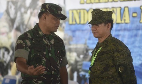 Panglima TNI Jenderal TNI Gatot Nurmantyo (kiri) berbincang dengan Panglima Angkatan Bersenjata Filipina General Eduardo M. Ano (kanan) di sela-sela peluncuran Satgas Trilateral Maritim Patrol (TMP) Indomalphi di Perairan Tarakan, Tarakan, Kalimantan Utara, Senin (19/6).