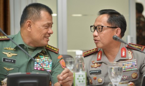 Panglima TNI Jenderal TNI Gatot Nurmantyo (kiri) dan Kapolri Jenderal Polisi Tito Karnavian (kanan)