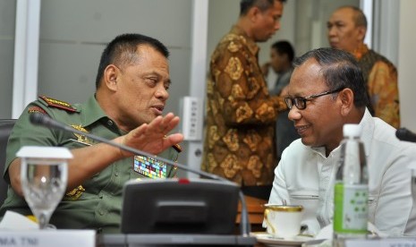 Panglima TNI Jenderal TNI Gatot Nurmantyo (kiri) berdiskusi Kepala BNPT Saud Usman Nasution (kanan) mengikuti rapat terbatas membahas penanganan radikalisme ISIS, di Kantor Presiden, Jakarta, Rabu (16/12).