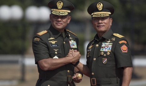 Panglima TNI Jenderal TNI Gatot Nurmantyo (kiri) berjabat tangan komando dengan Jenderal TNI Moeldoko (kanan) pada Upacara Serah Terima Jabatan di Plaza Mabes TNI, Cilangkap, Jakarta Timur, Selasa (14/7).