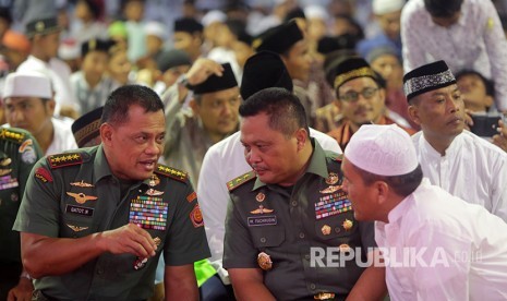 Panglima TNI Jenderal TNI Gatot Nurmantyo (kiri) bersama Pangdam Iskandar Muda Mayjen TNI Moch Fachrudin S.Sos (tengah) berbincang dengan warga saat menghadiri silahturrahmi dan safari Ramadan di Makodam IM, Banda Aceh, Aceh, Rabu (31/5).