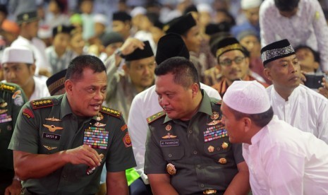 Panglima TNI Jenderal TNI Gatot Nurmantyo (kiri) bersama Pangdam Iskandar Muda Mayjen TNI Moch Fachrudin S.Sos (tengah) berbincang dengan warga saat menghadiri silahturrahmi dan safari Ramadan di Makodam IM, Banda Aceh, Aceh, Rabu (31/5).