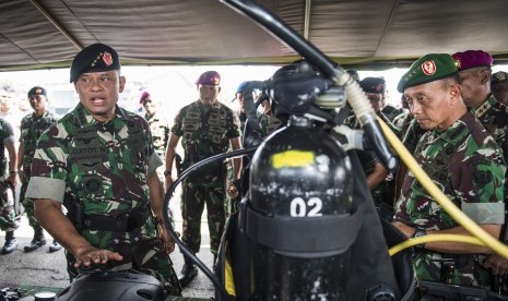 Panglima TNI Jenderal TNI Gatot Nurmantyo (kiri) didampingi Kepala Staf Angkatan Darat Kepala Staf Angkatan Darat (KSAD) Jenderal TNI Mulyono (kanan) memeriksa alutsista PPRC TNI seusai upacara serah terima Alih Kodal Pasukan Pemukul Reaksi Cepat (PPRC) TN