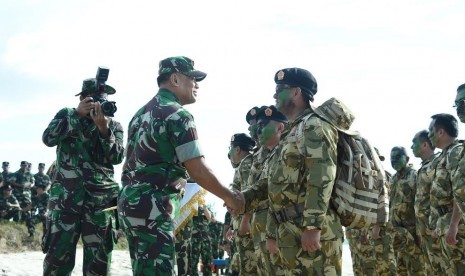  Panglima TNI Jenderal TNI Gatot Nurmantyo melaksanakan Pembaretan kepada 23 Gubernur se-Indonesia di Pantai Teluk Buton, Tanjung Datuk Natuna, Jumat (19/5).