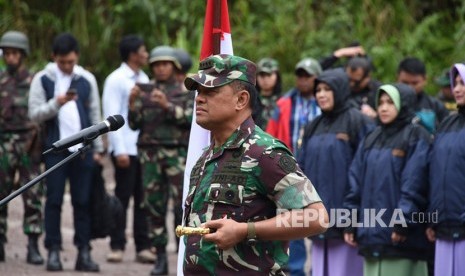 Panglima TNI Jenderal TNI Gatot Nurmantyo memberikan penghargaan kepada 63 prajurit TNI yang tergabung dalam Satgas Pembebasan Sandera atas keberhasilannya membebaskan 347 warga masyarakat yang disandera oleh Kelompok Kriminal Bersenjata (KKB) di Papua.