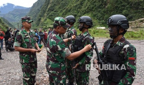 Panglima TNI Jenderal TNI Gatot Nurmantyo memberikan penghargaan kepada 63 prajurit TNI yang tergabung dalam Satgas Pembebasan Sandera atas keberhasilannya membebaskan 347 warga masyarakat yang disandera oleh Kelompok Kriminal Bersenjata (KKB) di Papua.