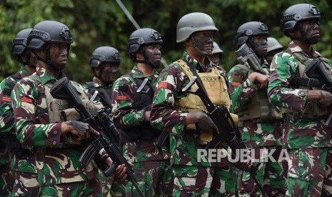 Panglima TNI Jenderal TNI Gatot Nurmantyo memberikan penghargaan kepada 63 prajurit TNI yang tergabung dalam Satgas Pembebasan Sandera atas keberhasilannya membebaskan 347 warga masyarakat yang disandera oleh Kelompok Kriminal Bersenjata (KKB) di Papua.