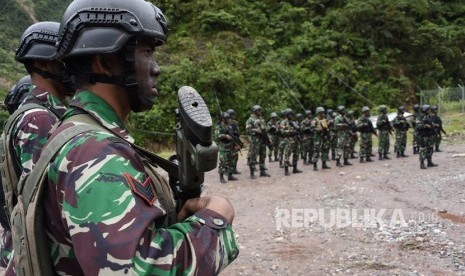 Panglima TNI Jenderal TNI Gatot Nurmantyo memberikan penghargaan kepada 63 prajurit TNI yang tergabung dalam Satgas Pembebasan Sandera atas keberhasilannya membebaskan 347 warga masyarakat yang disandera oleh Kelompok Kriminal Bersenjata (KKB) di Papua.