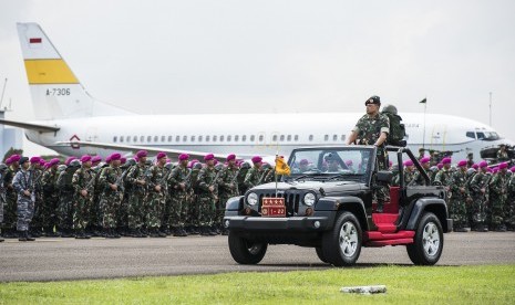 Panglima TNI Jenderal TNI Gatot Nurmantyo memeriksa ribuan personel TNI saat upacara serah terima Alih Kodal Pasukan Pemukul Reaksi Cepat (PPRC) TNI di Lanud Halim Perdanakusuma, Jakarta, Kamis (3/3).