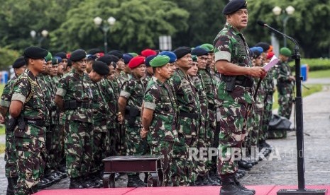 Panglima TNI Jenderal TNI Gatot Nurmantyo memimpin apel pengamanan VVIP jelang Konferensi Tingkat Tinggi Luar Biasa Organisasi Kerjasama Islam (KTT OKI) di silang Monas, Jakarta, Selasa (1/3).