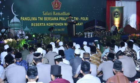 Panglima TNI Jenderal TNI Gatot Nurmantyo menggelar buka puasa bersama di Grup 1 Kopassus