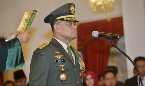 Panglima TNI Jenderal TNI Gatot Nurmantyo mengucapkan sumpah jabatan saat dilantik oleh Presiden Joko Widodo di Istana Merdeka, Jakarta, Rabu (8/7). 