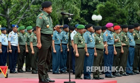 Panglima TNI Jenderal TNI Gatot Nurmantyo saat menerima kedatangan 800 prajurit TNI Kontingen Garuda XXXV-B/Unamid dibawah pimpinan Letkol Inf Singgih Pambudi Arinto sebagai Komandan Satgas, dalam suatu upacara militer di Plaza Mabes TNI, Cilangkap, Jakarta Timur, Rabu (26/4).