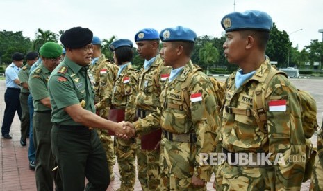 Panglima TNI Jenderal TNI Gatot Nurmantyo saat menerima kedatangan 800 prajurit TNI Kontingen Garuda XXXV-B/Unamid dibawah pimpinan Letkol Inf Singgih Pambudi Arinto sebagai Komandan Satgas, dalam suatu upacara militer di Plaza Mabes TNI, Cilangkap, Jakarta Timur, Rabu (26/4).