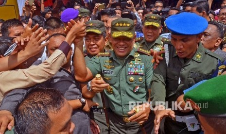 Panglima TNI Jenderal TNI Gatot Nurmantyo (tengah).