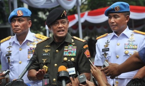 Panglima TNI Jenderal TNI Gatot Nurmantyo (tengah).