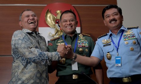 Panglima TNI Jenderal TNI Gatot Nurmantyo (tengah), KSAU Marsekal TNI Hadi Tjahjanto (kanan) dan Ketua KPK Agus Rahardjo melakukan salam komando usai konferensi pers kasus dugaan korupsi pembelian Helikopter Agusta Westland (AW) 101 di Gedung KPK, Jakarta, Jumat (26/5).