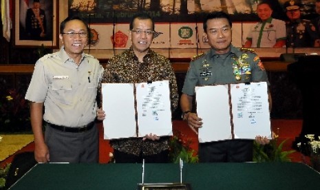 Panglima TNI Jenderal TNI Moeldoko (kanan)