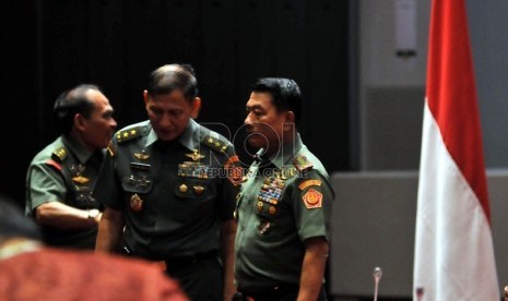 Panglima TNI Jenderal TNI Moeldoko (kanan) berbincang dengan kepala pusat penerangan TNI Mayjen TNI M FUad Basya (tengah) usai pembukaan pertemuan para ahli pangan (Experts Meeting) di Mabes TNI Cilangkap, Jakarta, Senin (30/3).