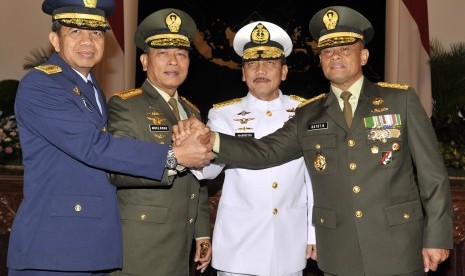 Panglima TNI Jenderal TNI Moeldoko (kedua kiri) berjabat tangan bersama KSAD Letjen TNI Gatot Nurmantyo (kanan), KSAL Laksamana TNI Marsetio (kedua kanan) dan KSAL Marsekal TNI Ida Bagus Putu Dunia (kiri) 