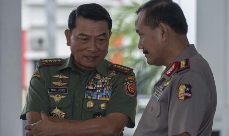 Panglima TNI Jenderal TNI Moeldoko (kiri) berbincang dengan Wakil Kapolri Komjen Pol. Badrodin .