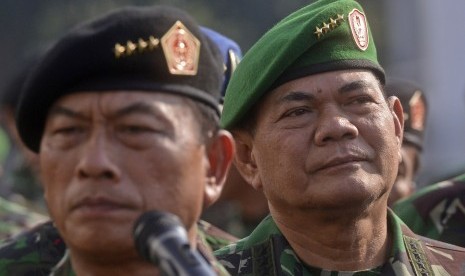 Panglima TNI Jenderal TNI Moeldoko (kiri) bersama Kepala Staf Angkatan Darat (KSAD) Jenderal TNI Budiman 