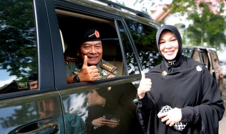 Panglima TNI Jenderal TNI Moeldoko (kiri) bersama Walikota Banda Aceh Illiza Sa'aduddin Djamal saat menghadiri acara silaturrahmi dengan Pemerintah Aceh dan tokoh masyarakat Aceh serta komponen pemuda di Anjong Mon Mata, Banda Aceh, Aceh, Kamis (21/5). 