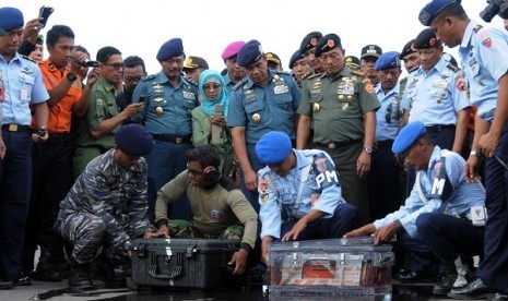 Panglima TNI Jenderal TNI Moeldoko melihat FDR milik pesawat Air Asia QZ 8501 yang berhasil diangkat