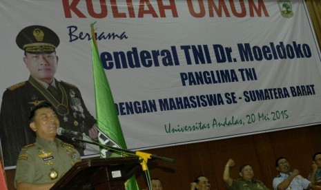 Panglima TNI Jenderal TNI Moeldoko memberikan kuliah umum dihadapan mahasiswa di Kampus Universitas Unand Padang, Sumatera Barat, Rabu (20/5). 