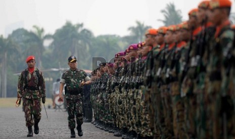 Panglima TNI Jenderal TNI Moeldoko memeriksa pasukan satuan Pasukan Khusus TNI saat peresmian Komando Operasi Pasukan Khusus Gabungan (Koopssusgab) di Lapangan Monas, Jakarta, Selasa (9/6).(Republika/Wihdan Hidayat)