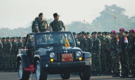 Panglima TNI Jenderal TNI Moeldoko memeriksa barisan pada Upacara Pembukaan Latihan Gabungan (Latgab) TNI Tahun 2014 di Skuadron 17 Landasan Udara Halim Perdanakusuma, Jakarta Timur, Senin (19/5).