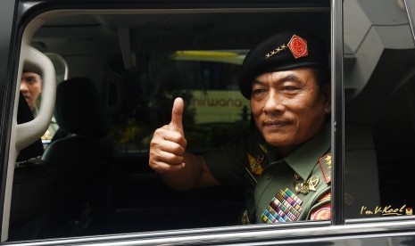 Panglima TNI Jenderal TNI Moeldoko menyapa wartawan seusai memberikan pembekalan kepada Barisan Serbaguna (Banser) Gerakan Pemuda (GP) Ansor di Mabes TNI Cilangkap, Jakarta, Senin (23/2).