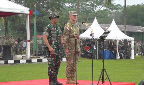 Panglima TNI Jendral Andika Perkasa (kiri) dan Komandan Jendral Angkatan Darat Amerika untuk Pasifik Jendral Charles Flynn (kanan) dalam latihan gabungan militer Indonesia dan AS di Puslatpur Baturaja, Sumatera Selatan. 