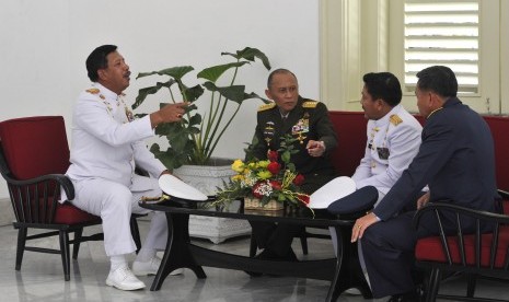 Panglima TNI Laksamana Agus Suhartono (kiri) berbincang dengan KSAD Jenderal TNI Pramono Edhie Wibowo (kedua kiri), KSAL Laksamana TNI Marsetio (kedua kanan) dan KSAU Marsekal TNI Ida Bagus Putu Dunia (kanan) di Istana Merdeka, Jakarta, Senin (25/3).