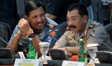 Panglima TNI, Laksamana Agus Suhartono (kiri) dan Kepala Polri, Jendral Timur Pradopo (kanan)